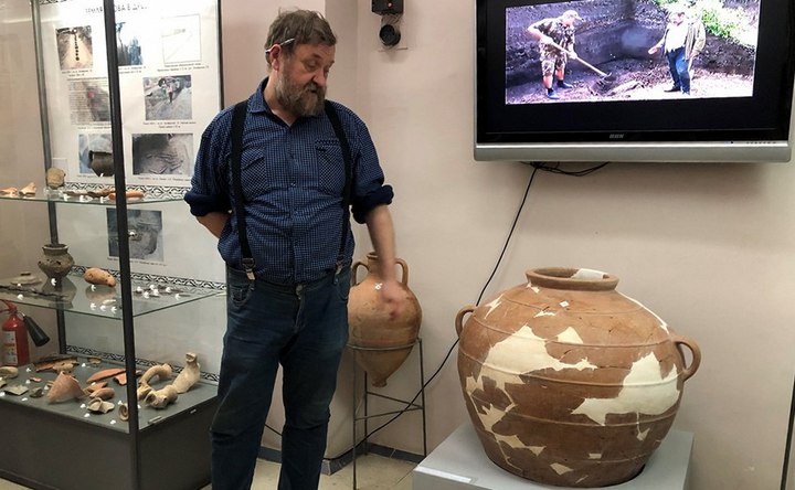 Завотделом археологии музея Андрей Масловский рассказывает о найденной корчаге. Фото t.me/azovmuseum