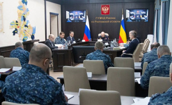 Михаил Корнеев (справа) на заседании оперштаба. Фото министерства региональной политики и массовых коммуникаций Ростовской области