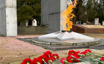 Вечный огонь на мемориале «Братская могила». Фото Софьи Черновой