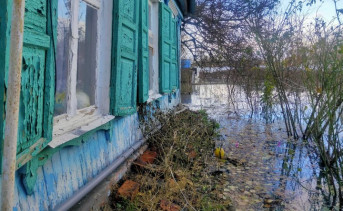 Подтопленный дом в Азовском районе. Фото t.me/azovskiyrayon