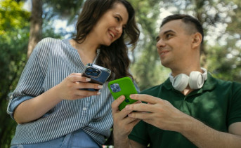 Молодые люди со смартфонами. Фото пресс-службы ПАО «МегаФон»