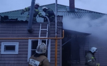 Спасатели на пожаре. Фото пресс–службы ГУ МЧС России по Ростовской области