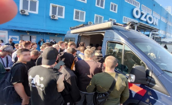 Трудовые мигранты в логистическом центре в Аксайском районе. Фото пресс-службы ВСУ СК России по ЮВО