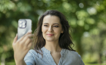 Девушка со смартфоном. Фото пресс-службы ПАО «МегаФон»