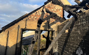 Сгоревший дом в Аксайском районе. Фото ГУ МЧС по Ростовской области