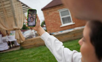 Девушка со смартфоном. Фото пресс-службы ПАО «МегаФон»