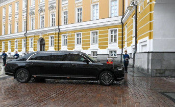 Обновлённый автомобиль кортежа президента РФ Aurus Senat перед началом церемонии инаугурации. Фото Алексея Бабушкина/ТАСС