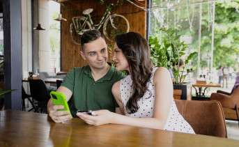 Молодые люди с телефонами. Фото предоставлено пресс-службой ПАО «МегаФон»