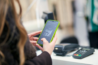 Девушка со смартфоном. Фото предоставлено пресс-службой ПАО «МегаФон»