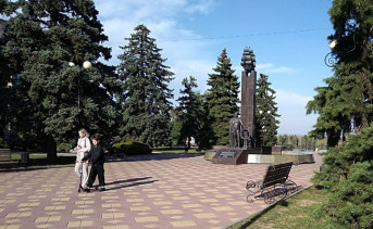 Памятник адмиралу Лазареву в Азове. Фото ruffnews.ru