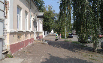 Перед входом во двор детской поликлиники. Фото из архива ruffnews.ru