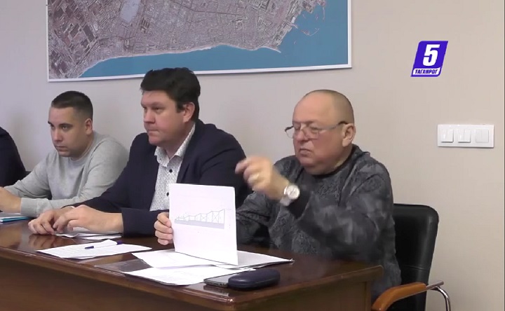 Сегей Булыга комментирует чертёж металлической лестницы на заседании комиссии гордумы по строительству, градорегулированию и муниципальной собственности. Скриншот видео dumataganroga.ru