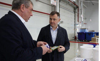 Упаковку для творожного сыра оценил врио губернатора Юрий Слюсарь, посещая завод. Фото donland.ru