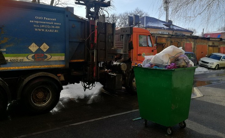 Мусоровоз около подъезда. Фото ruffnews.ru