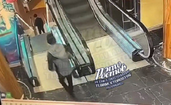 Скриншот с камеры видеонаблюдения из торгового центра «Горизонт»