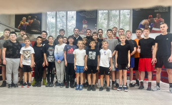 Николай Чуб и воспитанники боксёрского клуба. Фото с официальной страницы в ВК МБО ДО СШ № 3