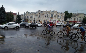 Центр Азова после дождя. Фото ruffnews.ru