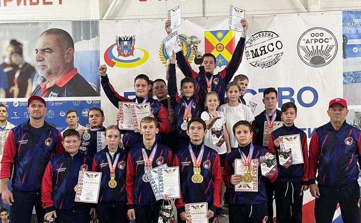 Команда по гиревому спорту. Фото telegram-канала администрации Азовского района