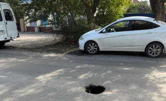 Яма на проспекте Зои Космодемьянской. Фото telegram-канала «Азов События»