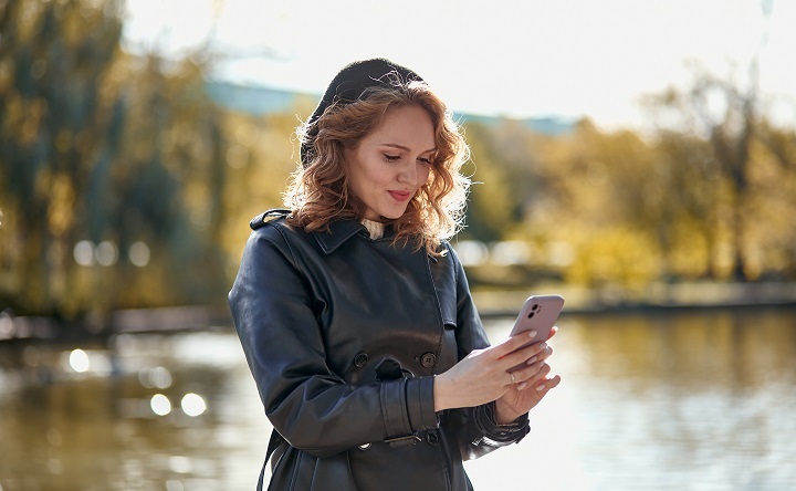 Девушка со смартфоном. Фото предоставлено пресс-службой ПАО «МегаФон»