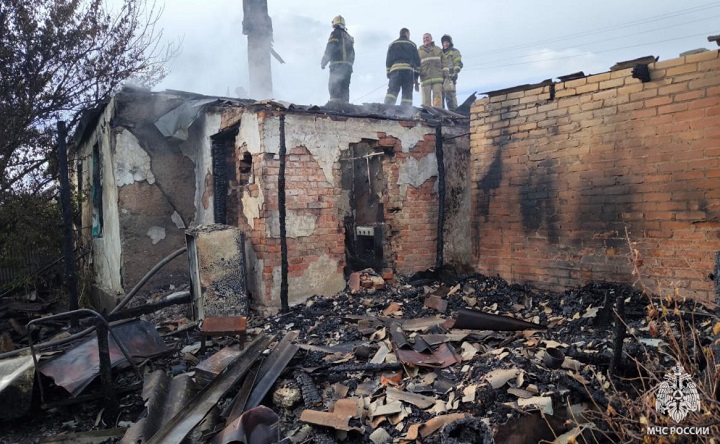 Место пожара. Фото пресс-службы МЧС России по Ростовской области