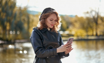 Девушка со смартфоном. Фото предоставлено пресс-службой ПАО «МегаФон»