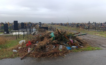 Свалочные очаги на кладбище. Фото Екатерины Гришиной