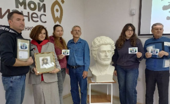 Акция по передаче ТХМ портрета и бюста Куинджи. Фото пресс-службы ТХМ