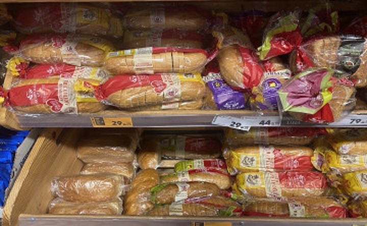 Хлеб на полках в магазине. Архивное фото donnews.ru