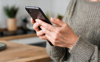 Женщина со смартфоном. Изображение сгенерировано ИИ GigaChat