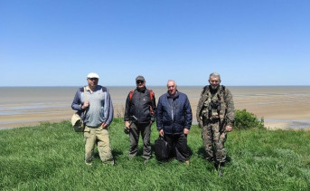 Учёные Павел Панин,  Вадим Титов, Александр Колесник и Игорь Гордин на берегу Таганрогского залива. Фото пресс-службы ЮНЦ РАН