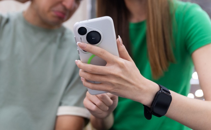 Молодые люди со смартфоном. Фото предоставлено пресс-службой ПАО «Мегафон»