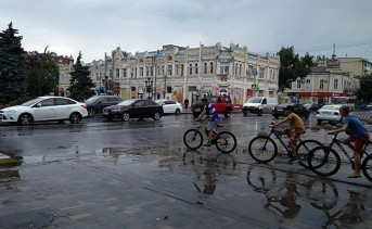 Центр Азова после дождя. Фото ruffnews.ru