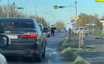 Пробка из-за аварии на Кагальницком шоссе. Фото пользователя telegram-чата «Анти ДПС Азов и Ростовская область» @olegfg3