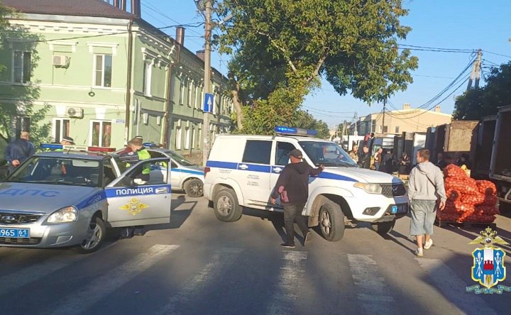 Рейд на рынке. Скрин видео пресс-службы УМВД России по Ростовской области