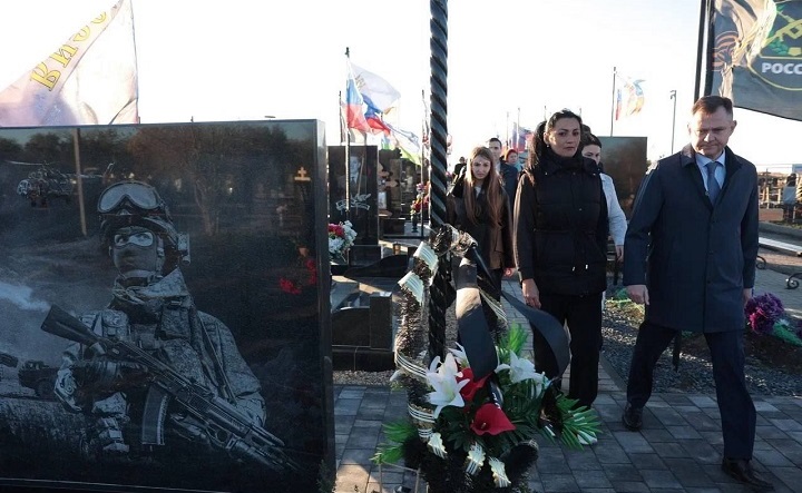 Юрий Слюсарь осмотрел Аллею Героев. Фото пресс-службы губернатора