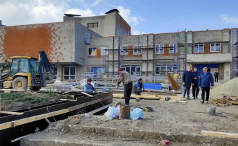 Ремонтные работы на площади перед ДК. Фото пресс-службы администрации Азовского района