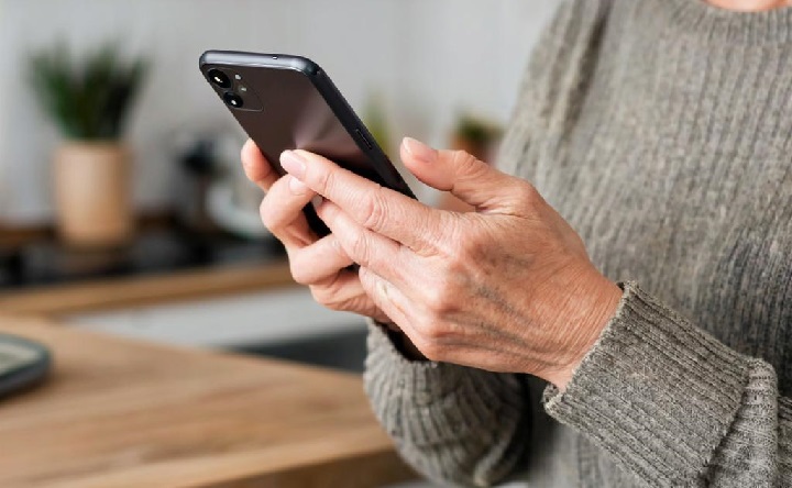 Женщина со смартфоном. Изображение сгенерировано ИИ GigaChat