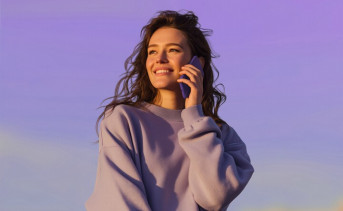 Девушка со смартфоном. Фото предоставлено ПАО «Ростелеком»