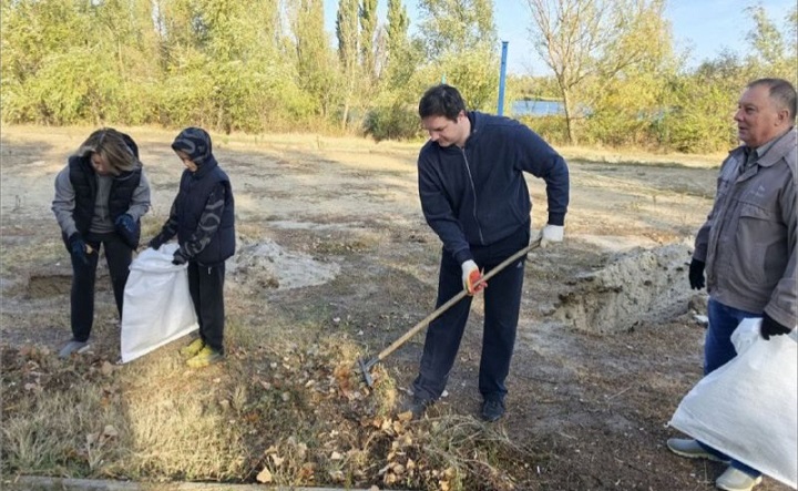 Субботник на центральном пляже. Фото пресс-службы администрации Азова