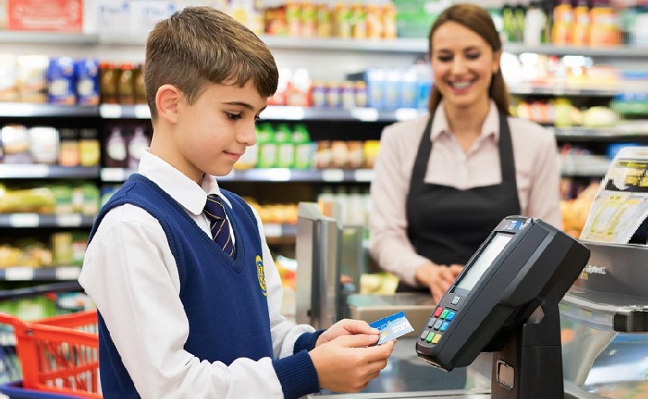 Мальчик с банковской картой. Фото сгенерировано нейросетью GigaChat от Сбера 2