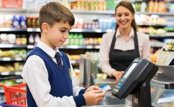 Мальчик с банковской картой. Фото сгенерировано нейросетью GigaChat от Сбера 2