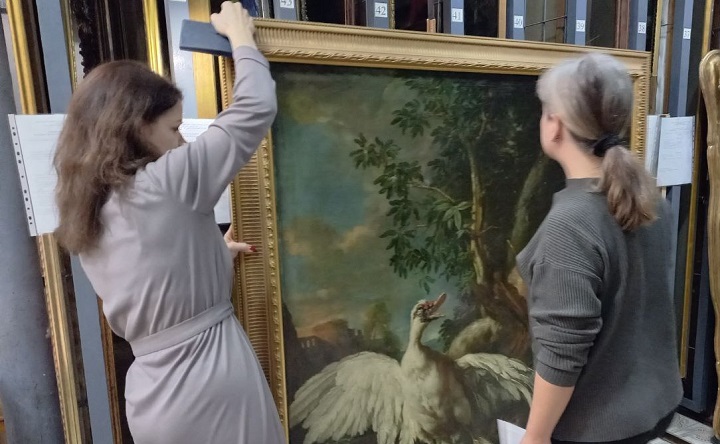 Подготовка картины «Лисица с уткой» к транспортировке. Фото пресс-службы ТХМ