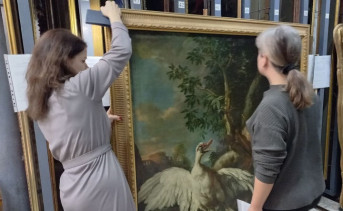 Подготовка картины «Лисица с уткой» к транспортировке. Фото пресс-службы ТХМ