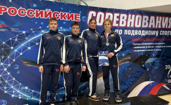 Таганрогские пловцы с тренером Екатериной Науменко. Фото пресс-службы спорткомитета Таганрога