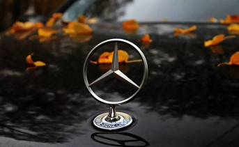 Знак Mercedes-Benz. Фото Константина Франовского / Коммерсантъ