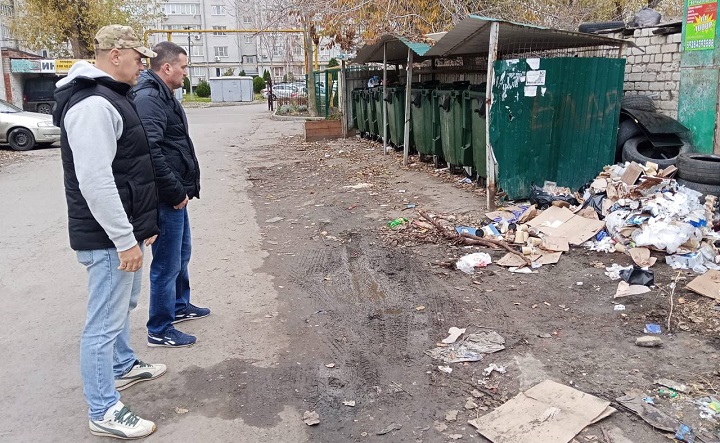 Николай Толмачёв и и.о. замглавы Владимир Костюк осматривают мусорные площадки. Фото telegram-канала Николая Толмачёва