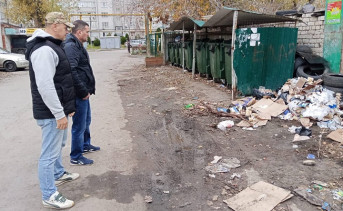 Николай Толмачёв и и.о. замглавы Владимир Костюк осматривают мусорные площадки. Фото telegram-канала Николая Толмачёва