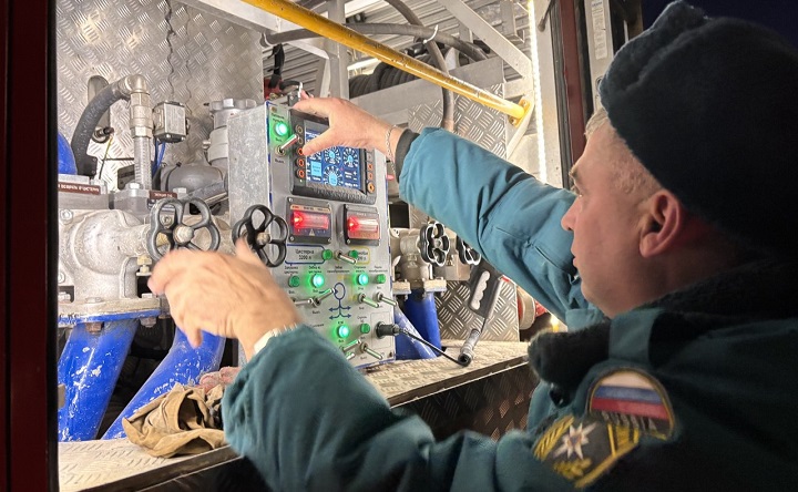 Огнеборец МЧС на тушении пожара. Фото ruffnews.ru