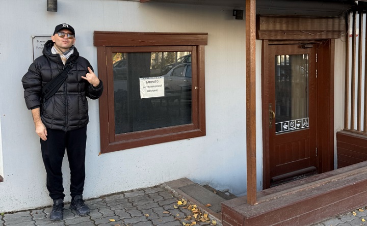 Роман Билык у здания, где откроется арт-пространство. Фото пресс-службы артиста